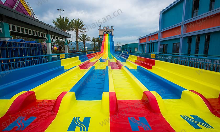 浙江宁波大目湾阿拉的海水上乐园竞赛滑道